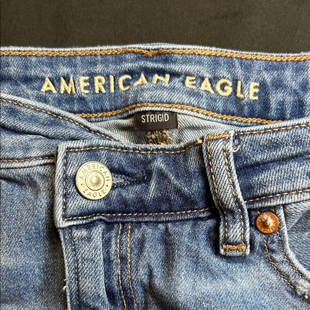 American Eagle Outfitters Blue Distressed Denim, size 2 short, Mom Jean